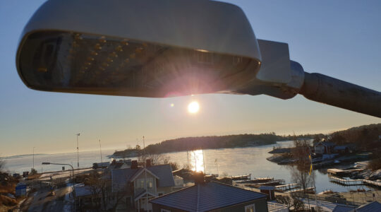 En led-armatur med utsikt över havet