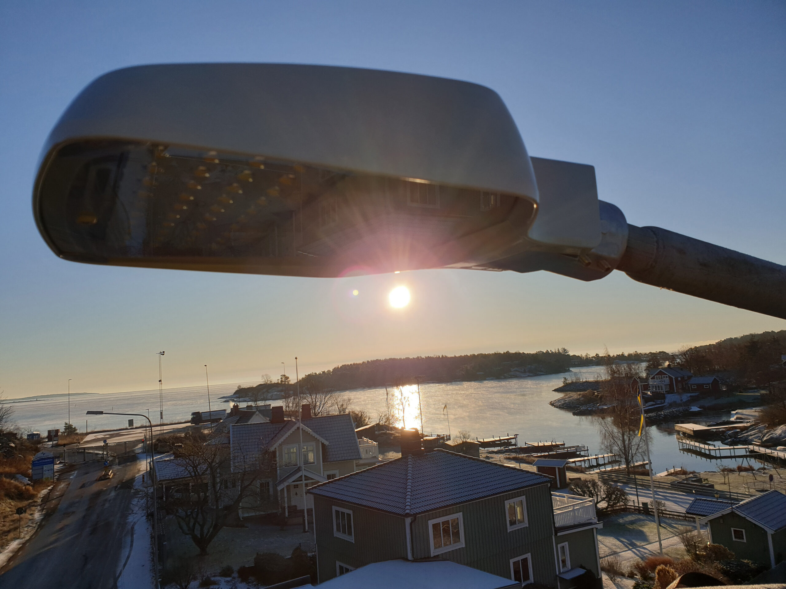 En led-armatur med utsikt över havet