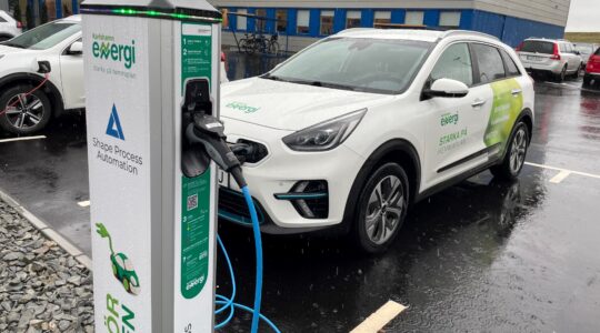 En elbil som laddar vid en laddstation hos ett företag