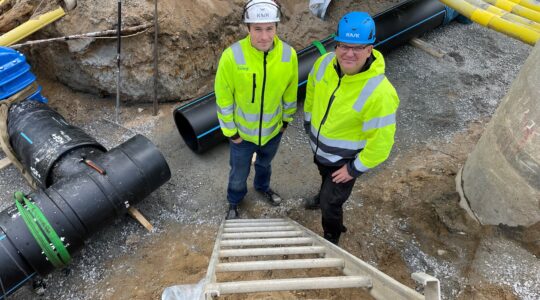 Karlshamn Energis projektledare i grävschaktet för den nya huvudmatarledningen på Erik Dahlbergsvägen, som ska kopplas på för att framtidssäkra vattenleveransen till stora delar av centrala och östra Karlshamns kommun.